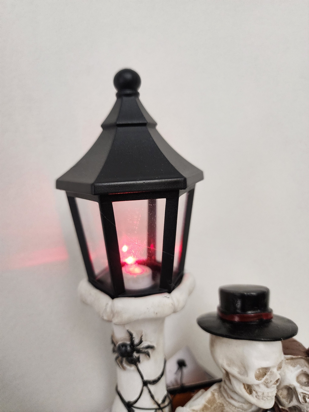 HALLOWEEN SKELETON ON A PARK BENCH AND LIGHTUP LAMP POST - Picture 6 of 7